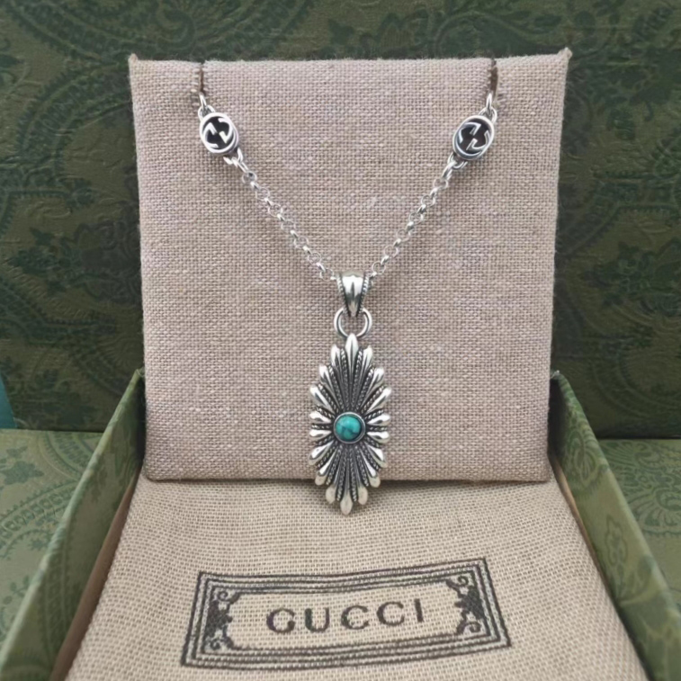 G*u*i necklaces